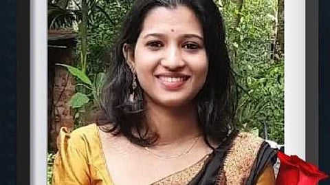 ഹോസ്റ്റൽ കെട്ടിടത്തിലെ ഡ്രെയ്നേജ് സ്ലാബ് തകർന്ന സംഭവം; 
മാൻഹോളിൽ വീണ യുവതി മരിച്ചു