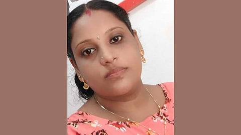 മൈക്രോ ഫിനാന്‍സ് അംഗങ്ങള്‍ വീട്ടിലെത്തി ഭീഷണിപ്പെടുത്തി, അവധി ചോദിച്ചിട്ടും നല്‍കിയില്ല; തൃശൂര്‍ യുവതി ജീവനൊടുക്കിയതായി പരാതി
