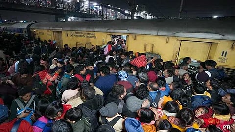 ഡൽഹി റെയിൽവേ സ്റ്റേഷൻ ദുരന്തം: മരിച്ചവരുടെ ബന്ധുക്കൾക്ക് ധനസഹായം പ്രഖ്യാപിച്ച്  റെയിൽവേ