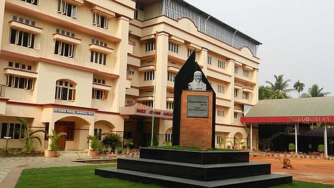 കൂളിങ് ഗ്ലാസ് വെച്ചതിൻ്റെ പേരിൽ ക്രൂര മർദനം; കോഴിക്കോട് എരഞ്ഞിപ്പാലം ഹോളിക്രോസ് കോളേജില്‍ റാഗിങ്