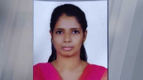 "സ്ഥിര നിയമനം ലഭിക്കാതിരുന്നത് മാനേജ്മെൻ്റിൻ്റെ അനാസ്ഥ മൂലം, സർക്കാരിനെ കുറ്റപ്പെടുത്തുന്നത് ശരിയല്ല"; അലീനയുടെ പിതാവ്