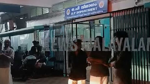 മലപ്പുറം തലപ്പാറയിൽ സ്കൂട്ടറിൽ സഞ്ചരിച്ച അമ്മയ്ക്കും മകൾക്കും വെട്ടേറ്റു