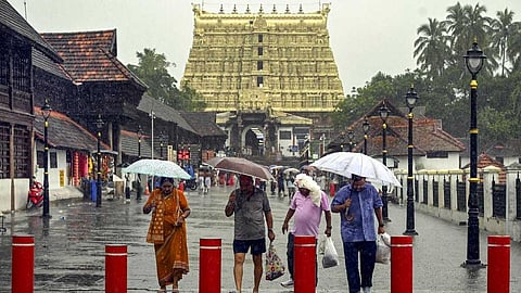 തെക്കൻ ജില്ലകളിൽ ഇടിമിന്നലോടു കൂടിയ മഴയും ശക്തമായ കാറ്റും; മറ്റു ജില്ലകളിൽ താപനില മുന്നറിയിപ്പ്