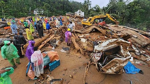 വായനാട് ഉരുള്‍പൊട്ടല്‍: ദുരന്തബാധിതരുടെ വായ്പ എഴുതിത്തള്ളുന്നതില്‍ കേന്ദ്ര തീരുമാനം അറിയും വരെ നടപടികൾ സ്വീകരിക്കരുതെന്ന് ഹൈക്കോടതി