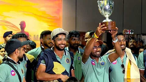 രഞ്ജി ട്രോഫിയിലെ ചരിത്ര നേട്ടം; തലസ്ഥാനത്തെത്തിയ കേരള ടീമിന് വന്‍ വരവേല്‍പ്പ്