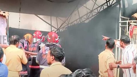 കളമശേരിയിൽ വന്‍ തീപിടിത്തം; വീടുകളിലേക്കും തീപടർന്നെന്ന് സംശയം