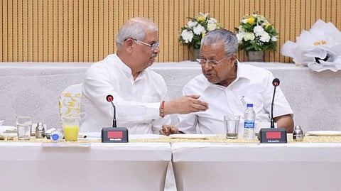 സംസ്ഥാനത്തിന്റെ പ്രശ്‌നങ്ങളില്‍ ഒപ്പം നില്‍ക്കുമെന്ന് ഗവര്‍ണര്‍, അര്‍ലേകര്‍ കേരള ടീമിന്റെ ഭാഗമായെന്ന് മുഖ്യമന്ത്രിയും; കേരള ഹൗസില്‍ അത്താഴ വിരുന്ന്