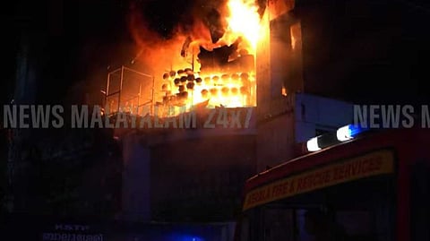 ബാലുശ്ശേരിയില്‍ വന്‍ തീപിടിത്തം; ലാവണ്യ ഹോം അപ്ലയന്‍സ് ഷോപ്പ് പൂര്‍ണമായും കത്തിനശിച്ചു