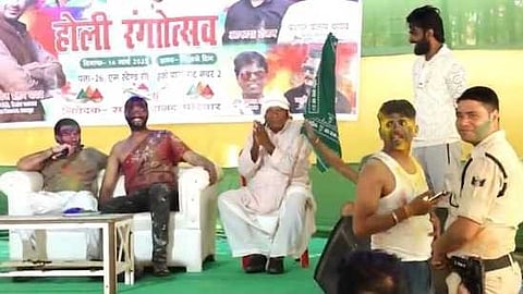 'ഡാന്‍സ് ചെയ്യൂ, ഇല്ലെങ്കില്‍ ഞാന്‍ സസ്പെന്‍ഡ് ചെയ്യും'; ഹോളി ആഘോഷത്തിനിടെ പൊലീസുകാരനോട് ആര്‍ജെഡി നേതാവ്