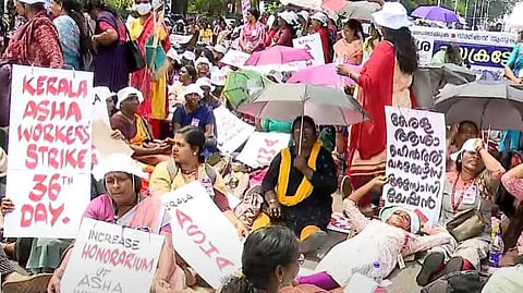 'പ്രകടന പത്രികയില്‍ പറഞ്ഞ വാഗ്ദാനം സര്‍ക്കാര്‍ പാലിക്കണം'; സെക്രട്ടറിയേറ്റ് ഉപരോധിച്ച് നൂറുകണക്കിന് ആശമാര്‍
