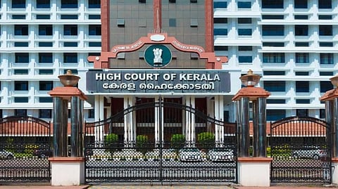 സിനിമയിലെ വയലന്‍സ് സമൂഹത്തെ ബാധിക്കുന്നു; നിയന്ത്രിക്കാന്‍ ഇടപെടുന്നതിന് ഭരണകൂടത്തിന് പരിമിതിയുണ്ട്: ഹൈക്കോടതി