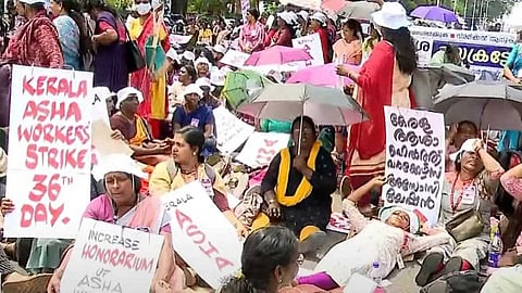 '1000 രൂപ മുതല്‍ 1500 രൂപ വരെ വര്‍ധിപ്പിക്കണം'; ആശ വര്‍ക്കര്‍മാരുടെ ഓണറേറിയം കൂട്ടാന്‍ ശുപാര്‍ശ