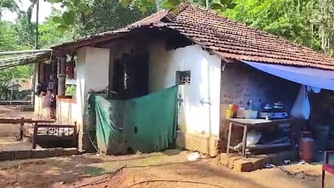ആളില്ലാത്ത സമയം വീട് ജപ്തി ചെയ്തു; സാധനങ്ങൾ പുറത്തേക്കെറിഞ്ഞു: കേരള ബാങ്കിനെതിരെ  പരാതി