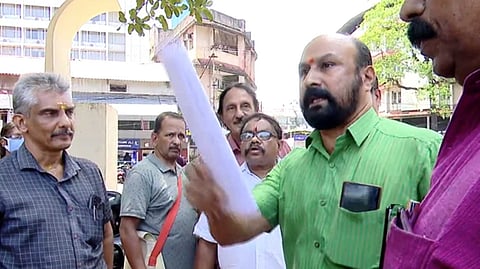 ആനന്ദവനം ഭാരതിയുടെ സ്വീകരണത്തിന് ക്ഷേത്രപരിസരം വിട്ടുനൽകിയില്ല;  വടക്കുംനാഥ ക്ഷേത്രഗ്രൗണ്ടിൽ പാർക്കിങ് തടഞ്ഞ് വിശ്വഹിന്ദു പരിഷത്ത്
