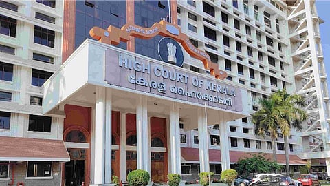മിന്നൽ പരിശോധനയില്‍ വിദ്യാർഥികളുടെ ബാഗുകളിൽ നിന്ന് മൊബൈൽ ഫോൺ കണ്ടെത്തി; നടപടിയെടുത്ത പ്രിൻസിപ്പലിനെ അഭിനന്ദിച്ച് ഹൈക്കോടതി