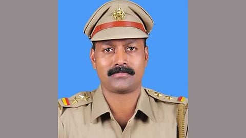 യാത്രയയപ്പ് ചടങ്ങിനെത്താതായപ്പോള്‍ സഹപ്രവര്‍ത്തകര്‍ അന്വേഷിച്ചിറങ്ങി; കണ്ടത് മോട്ടോര്‍ വാഹന വകുപ്പ് ഉദ്യോഗസ്ഥന്‍ കാറിനുള്ളില്‍ മരിച്ച നിലയില്‍