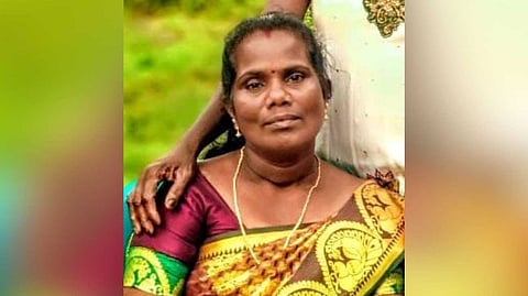 കനത്ത കാറ്റും മഴയും; ആലപ്പുഴയില്‍ അടുത്ത വീട്ടിലെ തെങ്ങ് ദേഹത്ത് വീണ് സ്ത്രീക്ക് ദാരുണാന്ത്യം