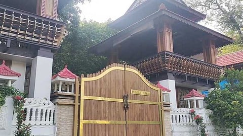 സാമ്പത്തിക ഉന്നമനത്തിനായി കുബേരയാഗം! പിന്നാലെ വായ്പ കുടിശിക; പാലക്കാട് കുടുംബത്തിന്റെ ക്ഷേത്രം ഉൾപ്പെടെ സ്വത്തുക്കൾ ജപ്തിയിൽ