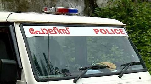 ട്രെയിനിൽ നിന്ന് വീണ് മരിച്ച ഇതര സംസ്ഥാനക്കാരൻ്റെ പണം കവർന്ന് പൊലീസ് ഉദ്യോഗസ്ഥൻ; ആലുവ ഗ്രേഡ് SI  യു. സലീമിന് സസ്പെൻഷൻ