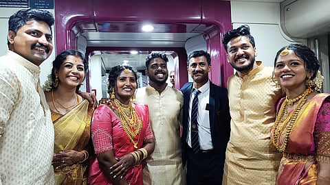 വന്ദേഭാരതിലെ വിവാഹക്കാഴ്ച; കാസർഗോഡ് നിന്ന് തിരുവനന്തപുരത്തേക്ക് പോയ എക്സ്‌പ്രസിൽ മൂന്ന് നവദമ്പതികൾ, ഫോട്ടോ ചാമ്പി ടിക്കറ്റ് എക്സാമിനർ