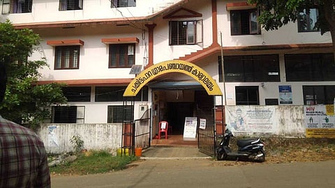 നാട്ടിലിറങ്ങുന്ന വന്യജീവികളെ വെടിവെച്ചു കൊല്ലാനുള്ള അനുമതി: ചക്കിട്ടപ്പാറ പഞ്ചായത്ത് പ്രസിഡന്റിന്റെ ഓണററി വൈല്‍ഡ് ലൈഫ് വാര്‍ഡന്‍ പദവി റദ്ദാക്കി