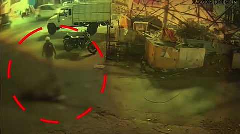 ഭാര്യയെ നടുറോഡില്‍ സിമന്റ് കട്ട കൊണ്ട് ഇടിച്ചു കൊലപ്പെടുത്താൻ ശ്രമിച്ചു; ആക്രമണം ഗര്‍ഭിണിയാണെന്ന് അറിഞ്ഞത് പിന്നാലെ