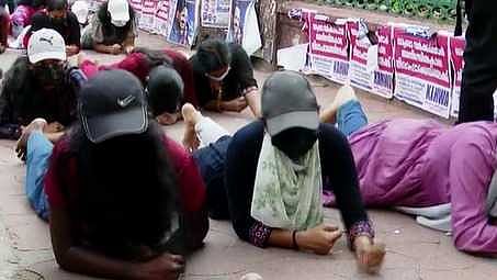 റാങ്ക് ലിസ്റ്റ് കാലാവധി അവസാനിക്കാൻ 11 ദിവസങ്ങൾ;  സെക്രട്ടേറിയറ്റിന് മുമ്പിൽ ഇഴഞ്ഞു നീങ്ങി പ്രതിഷേധിച്ച് വനിതാ സിപിഒ ഉദ്യോഗാർഥികൾ