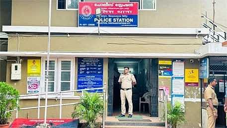 റോഡിന് കുറുകെ കമാനങ്ങൾ സ്ഥാപിച്ചു; ക്ഷേത്ര കമ്മിറ്റികൾക്കെതിരെ  കേസെടുത്ത് പൂജപ്പുര പൊലീസ്