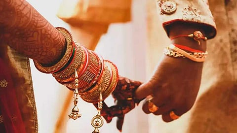 മകളുടെ വിവാഹത്തിന് ഒരാഴ്ച മുമ്പ് അമ്മ പ്രതിശ്രുത വരനൊപ്പം ഒളിച്ചോടി; പണവും ആഭരണങ്ങളും കാണാതായി!