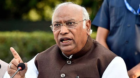 ഇന്ത്യയില്‍ മാത്രം എന്തുകൊണ്ട് EVM? നമ്മള്‍ ബാലറ്റിലേക്ക് മടങ്ങണം; മോദിയുടെ കാലത്ത് ഭരണഘടനാ മൂല്യങ്ങള്‍ തകരുന്നു: മല്ലികാര്‍ജുന്‍ ഖാര്‍ഗെ