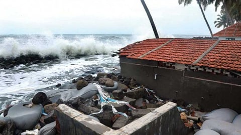 കേരള തീരത്ത് കടലേറ്റം രൂക്ഷം; കടലെടുക്കുന്ന പ്രദേശങ്ങള്‍ 30 ആയി ഉയര്‍ന്നു