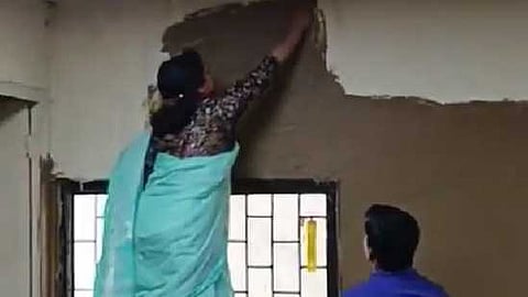 VIDEO| ചൂടിനെ പ്രതിരോധിക്കാൻ ക്ലാസ് മുറികളിൽ ചാണകം പൂശി; ഡൽഹി യൂണിവേഴ്സിറ്റിയിൽ നിന്നുള്ള വീഡിയോ വൈറൽ
