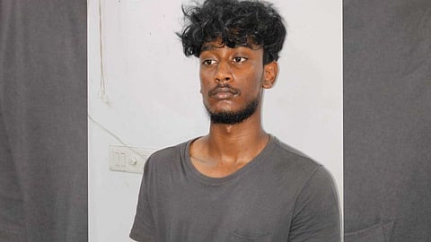 പൊതുസ്ഥലത്ത് നിന്ന് പുകവലിച്ചു; ബലം പ്രയോ​ഗിച്ച് തട്ടികളഞ്ഞ പൊലീസുകാരെ പിന്തുടര്‍ന്നെത്തി ഹെല്‍മറ്റ് കൊണ്ട് അടിച്ച് യുവാവ്