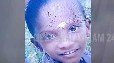 കോൺക്രീറ്റ് തൂൺ ഇളകിവീണു; കോന്നിയിൽ നാലു വയസുകാരൻ മരിച്ചു