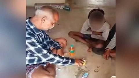 വിദ്യാര്‍ഥികളെ വട്ടത്തിലിരുത്തി മദ്യം നല്‍കി; മധ്യപ്രദേശിൽ അധ്യാപകന് സസ്‌പെൻഷൻ