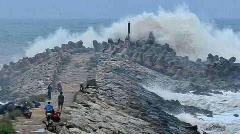 മുതലപ്പൊഴിയുടെ മുക്കാല്‍ ഭാഗവും മുറിക്കും; മണല്‍ നീക്കാനും തീരുമാനം