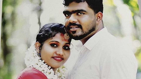 "കുഞ്ഞിന് തൻ്റെ നിറമല്ലെന്ന് പറഞ്ഞ് ഉപദ്രവിച്ചു"; കണ്ണൂരിൽ യുവതി ജീവനൊടുക്കിയത് ഭർതൃ പീഡനം മൂലമെന്ന് കുടുംബം