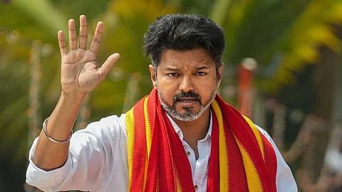 "ഇത് അശ്രദ്ധമായ പെരുമാറ്റം"; ആരാധകര്‍ ഹെല്‍മെറ്റില്ലാതെ ബൈക്കില്‍ തന്നെ പിന്തുടരുന്നതില്‍ വിജയ്