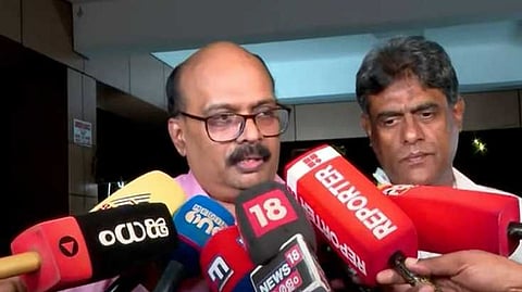 പുക ശ്വസിച്ചല്ല രോഗികൾ മരിച്ചത്; വിശദീകരണവുമായി കോഴിക്കോട് മെഡിക്കൽ കോളേജ് അധികൃതർ
