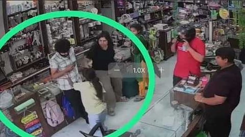 വാങ്ങിയ സാധനങ്ങൾ തിരിച്ചെടുത്തില്ല; കടക്കാരനെ ബ്ലേഡ് കൊണ്ട് ആക്രമിച്ച് പതിനഞ്ചുകാരി