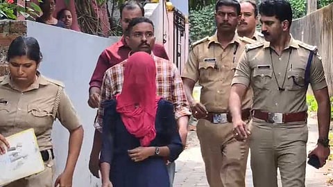 "നീറ്റിന് അപേക്ഷിക്കാൻ കുട്ടിയുടെ അമ്മ ഏൽപ്പിച്ചു, മറന്നതോടെ ഹാള്‍ ടിക്കറ്റ് വ്യാജമായി നിർമിച്ചു"; കുറ്റം സമ്മതിച്ച് അക്ഷയ സെന്‍റർ ജീവനക്കാരി