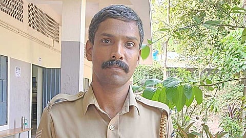 പരീക്ഷയ്ക്കു വേണ്ട ഫോട്ടോ ഇല്ല; നീറ്റ് പരീക്ഷയ്‌ക്കെത്തിയ വിദ്യാര്‍ഥികള്‍ക്ക് തുണയായി പൊലീസ്
