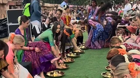 ക്ഷേത്രത്തിലെത്തിയ മിസ് വേൾഡ് മത്സരാർഥികളുടെ കാലുകഴുകി  വനിതകൾ; തെലങ്കാന സർക്കാരിനെതിരെ വ്യാപക പ്രതിഷേധം