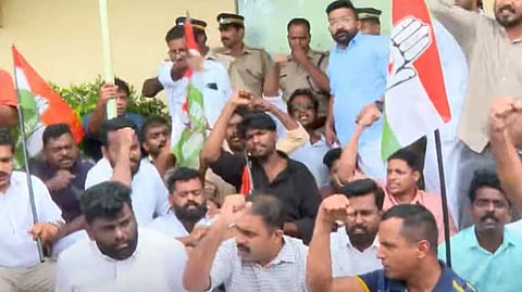 മലപ്പുറത്ത് ദേശീയപാത തകര്‍ന്നതില്‍ KNRC ഓഫീസിലേക്ക് യൂത്ത് കോണ്‍ഗ്രസ് പ്രതിഷേധമാർച്ച്; പ്രവര്‍ത്തകരും പൊലീസുമായി ഉന്തും തള്ളും