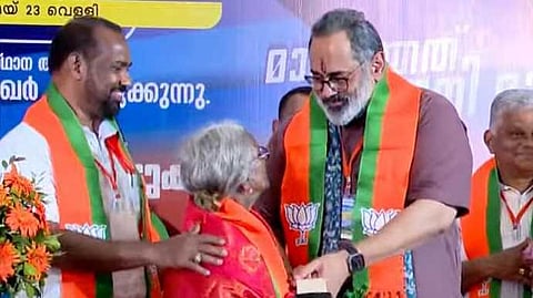 ക്ഷേമ പെൻഷൻ മുടങ്ങിയതിൽ ഭിക്ഷയെടുത്ത് പ്രതിഷേധിച്ച മറിയക്കുട്ടി ബിജെപിയില്‍; ഷാളണിയിച്ച് രാജീവ് ചന്ദ്രശേഖർ