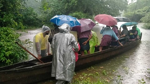 കോതമംഗലം - കുട്ടമ്പുഴ പഞ്ചായത്തിലെ മണികണ്ഠൻചാൽ ചപ്പാത്തില്‍ നിന്ന് ആളുകളെ മാറ്റുന്നു