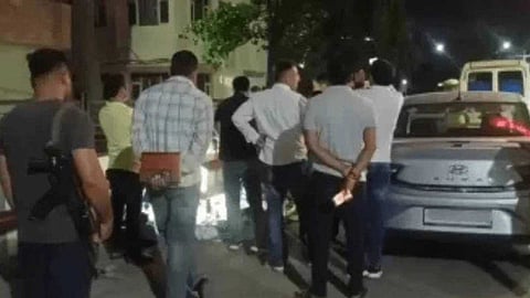 കാറിനുള്ളില്‍ ആറ് പേരുടെ മൃതദേഹം; അഞ്ചു മിനുട്ടിനുള്ളില്‍ താനും മരിക്കുമെന്ന് ഗൃഹനാഥന്‍