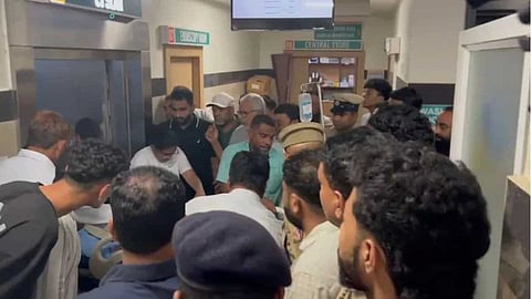 കര്‍ണാടകയില്‍ വെട്ടേറ്റ് യുവാവിന് ദാരുണാന്ത്യം, സുഹൃത്ത് ഗുരുതരാവസ്ഥയില്‍; ഒരു മാസത്തിനിടെ രണ്ടാമത്തെ വടിവാള്‍ ആക്രമണം