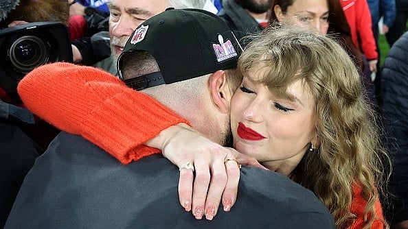 Getty Images : Taylor Swift with Travis Kelce after their win