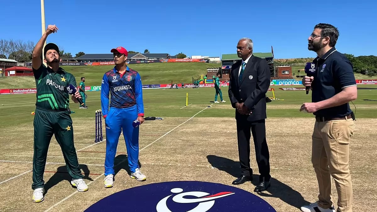 X/Afghanistan Cricket Board : Pakistan U-19 captain Saad Baig alongwith Afghanistan skipper Naseer Khan Maroofkhil at the toss for their ICC U-19 World Cup match in East London